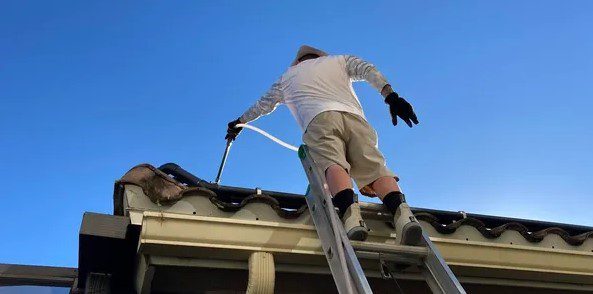 achieving-pristine-roofs:-the-role-of-a-roof-cleaner-in-naples